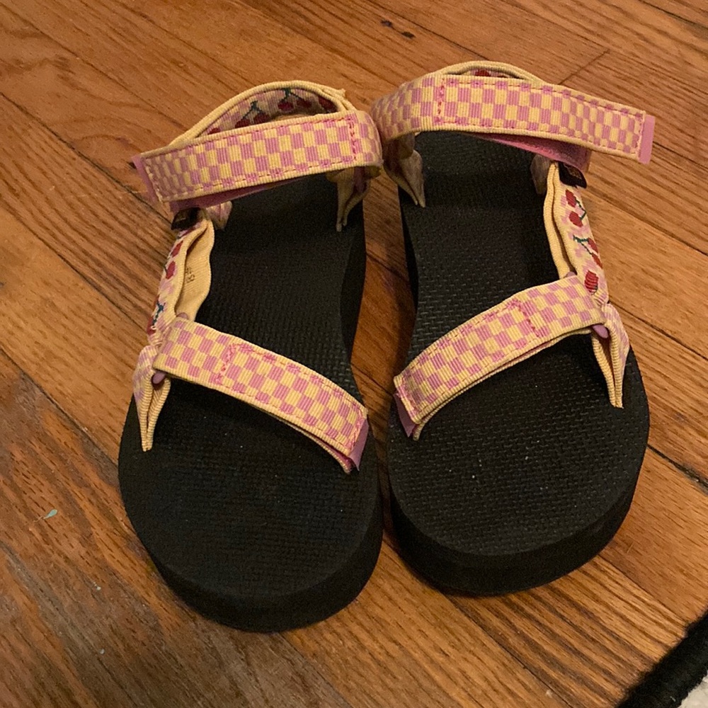 Teva Women's Flatform Universal Sandal in Picnic Cherries Rosebloom print